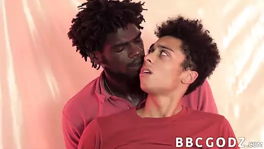 Abanoz çük olduğunu derin içeride ancak legal oğlan eyersiz stil