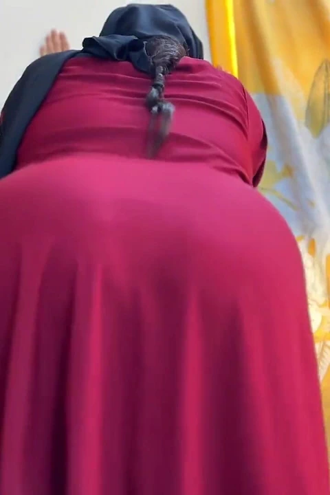 Güzel ateşli üvey anne Suudi Arabistan'da burqasını açıyor ve büyük götünü gösteriyor - tesettür ve peçeli seks