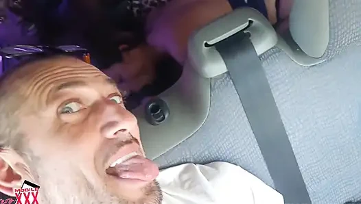 İki büyük zenci yarağı ile havalimanına minibüste binerken azıyor