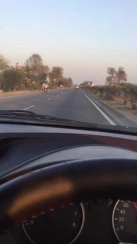 sunita yenge gösterilen göğüsler içinde araba