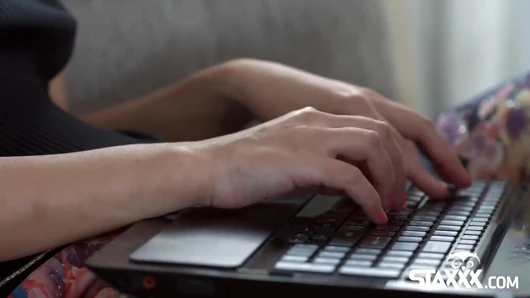 Seksi genç esmer Angie anal seks yapıyor ve yüzüne boşalıyor