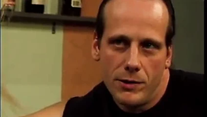 Kaslı adam büyük göğüslü sarışınla sikişiyor