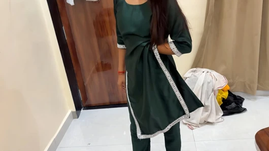 Genç üvey kız kardeşinin seksi figürlerini gören üvey erkek kardeş üvey kız kardeşe sinirlendi