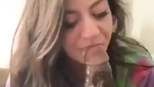 Sevimli kız emmek bu büyük siyah horoz sert