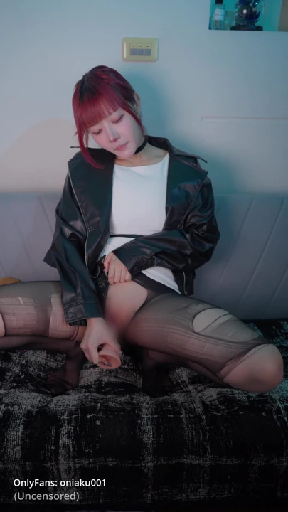 Sevimli büyük memeli kız aku cosplay tayama dildoyla oynuyor | Klip 1