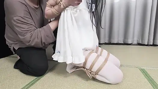 Xr24-beyaz elbiseli ve beyaz çoraplı kız asıldı ve esaret gıdıklanıyor