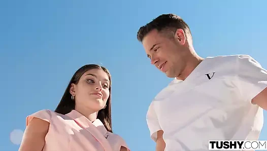 Tushy Vanessa ve Stefany anal üçlü sekste bir yarağı paylaşıyor