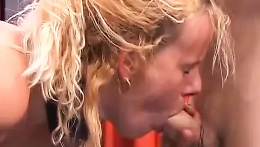 Seksi sarışın Alman kaltak sert bdsm eyleminin ardından yarak emiyor