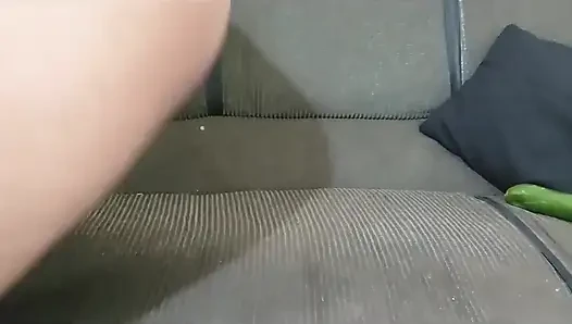 Üvey anne salatalık ile oynuyor