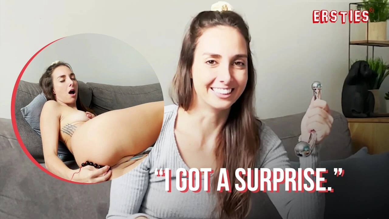 Ersties - hete brunette Ana B probeert haar nieuwe seksspeeltje uit