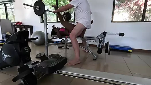 Orta yaşlı seksi kadın spor salonunda sikiliyor ve ağzına boşalıyor