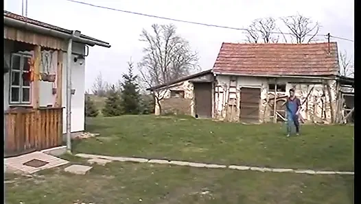 Azgın nine genç adamın onu arka bahçede sikmesini istiyor