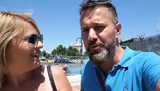 Büyük memeli sarışın orta yaşlı seksi kadın kanepede her santimi alıyor