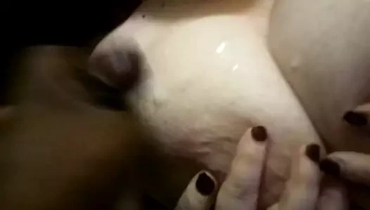 Siyah adam cums üzerinde ona memeler