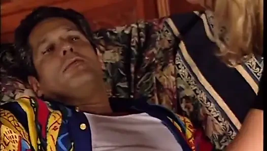 Masum görünümlü sarışın kıllı göğüslerini tercih ediyor