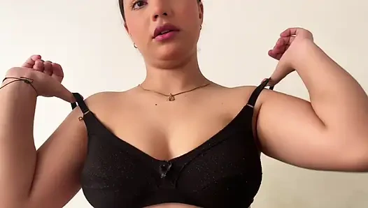 Güzel latin üvey kız kardeşimle duş alıyorum ve o beni baştan çıkarıyor ve ikimiz de çok iyi sikişiyoruz