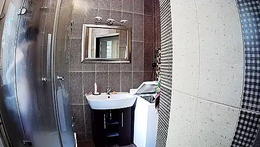 Ateşli minyon kız Stella duş alıyor