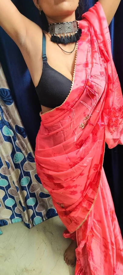 Индийская девушка в шоу сари