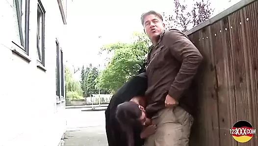 İri göğüslü bayan büyük ve sert yarağı deniyor