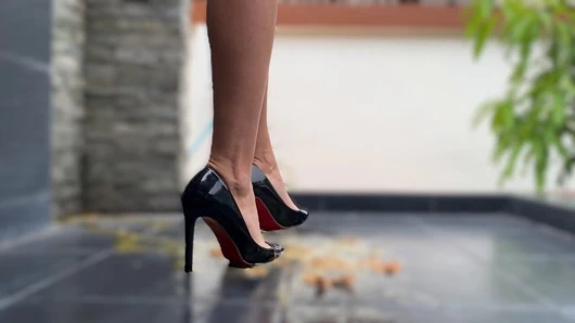 Siyah yüksek topuklu yumurtaları ezme