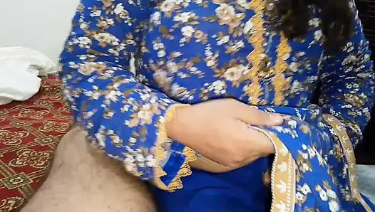 Gelini kayınpedere hizmet ederken sürpriz bir şekilde yakalandı - Hintçe ses