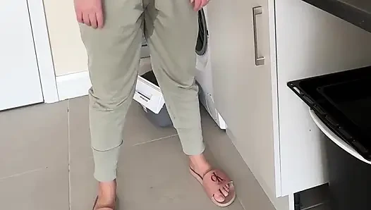 Bulaşıklar tam mesaneye karşı... Kontrolü kaybettim ve pantolona işedim