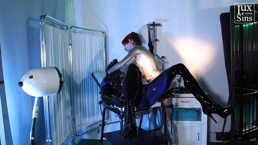 Lastik oyuncak sahibe için esaret altında zincirleniyor - bayan vera violette ve jj graves