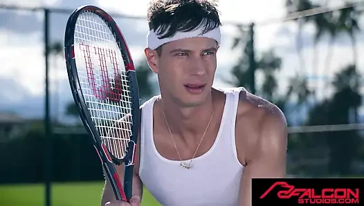 FALCON STUDIOS - Ryan Orion ve Dio Ferrero tenis kortunda prezervatifsiz sikişiyor