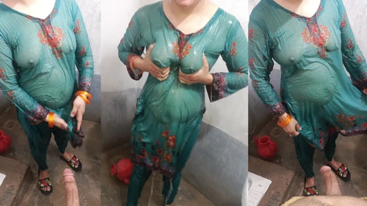 Ateşli karımla banyoda çok seksi oynuyorum