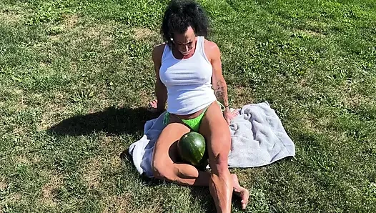 Kaslı orta yaşlı seksi kadın kandys karpuz ezme hakimiyeti