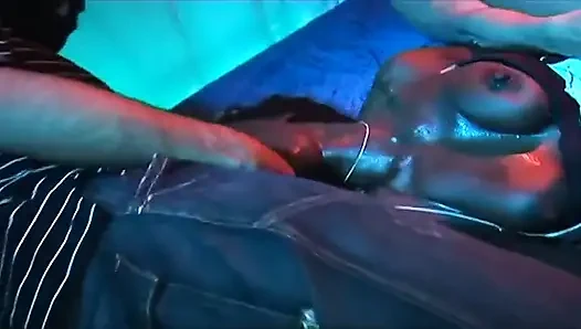 Zenci hatun yoğun parmaklama ve döl damlamasıyla genişliyor
