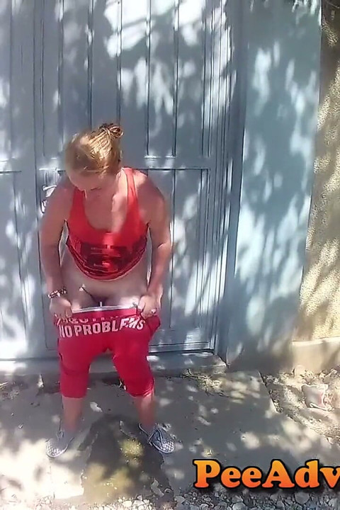 Birinin kapısına işiyor, sonra çalıyor ve koşuyor