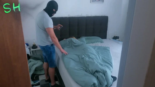 Ev Arkadaşı Uyandı Ve Yüzüne Sıçradı!