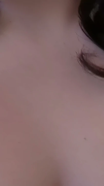 Pembe külot kapalı - yakın çekimde amatör selfie parmaklıyor