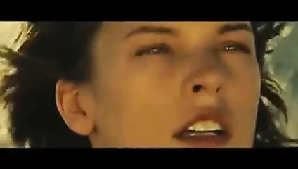 Milla Jovovich o kadar sıcak ki hava yanmaya başlıyor