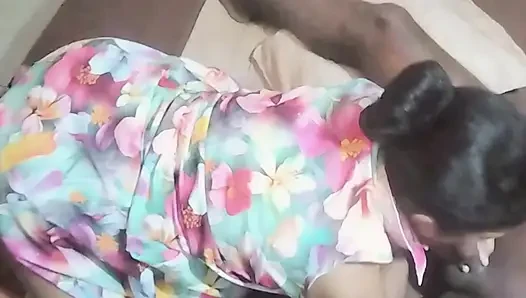 Evde başka kimse yokken üvey kız kardeşimden teselli alıyorum