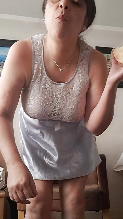 Üvey anne genç bir adamı fahişe gibi baştan çıkarıyor