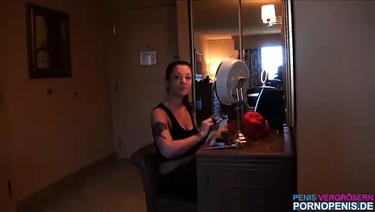 Esmer genç berbat horoz önce ona sıkı kedi olduğunu becerdin doggystyle
