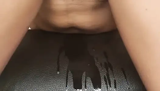 Baldızımı sikiyorum ve neredeyse bizi keşfediyor.  Vajinası fışkırtmalı sütle dolu.