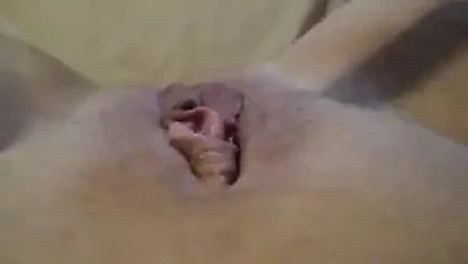 Büyük klitoris, etli am dudakları ve pembe vibratör