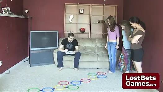 Kızlar striptiz oyunuyla vahşi bir gezintiye çıkıyor