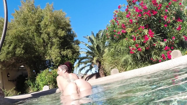 Havuzda ateşli lezbiyen ırklararası eğlence