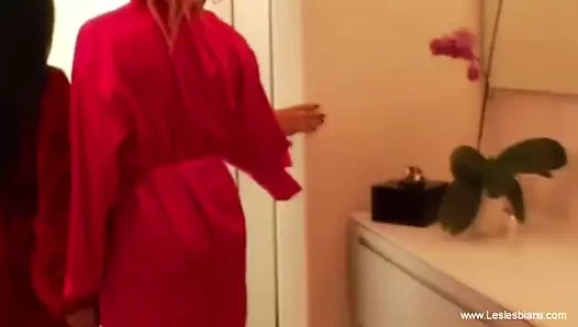 Lezbiyen ilişkisini paylaşmak istemek