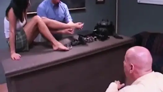 Sarışın ve esmer orta yaşlı seksi kadınlar vahşi ayak fetişi grup seks partisi