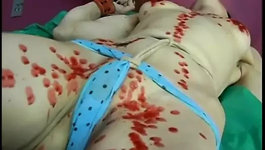 Dominatrix tarafından gözleri bağlı piliç üzerine kırmızı sıcak balmumu döküldü