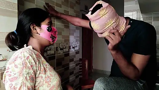 Yaşlı üvey kız kardeş üvey erkek kardeşine mutfakta seks öğretiyor