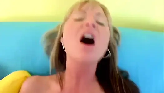 Klasik sarışın orta yaşlı seksi kadın emiyor!