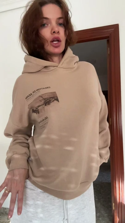Hoodie'mi yukarı kaldırdım ve sonunda indirmeden önce yaklaşık on dakika öylece durdum