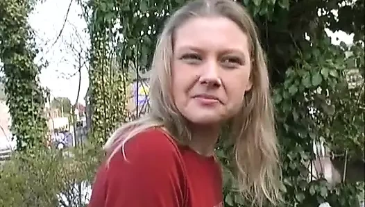 Sarışın genç kız en sevdiği oyuncağını seksten uzak amına sokarken bakış açısıyla filme alındı