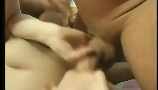 Birçok adam edepsiz yaşlı kıvırcık saçlı yarak emiciyi şımartıyor
